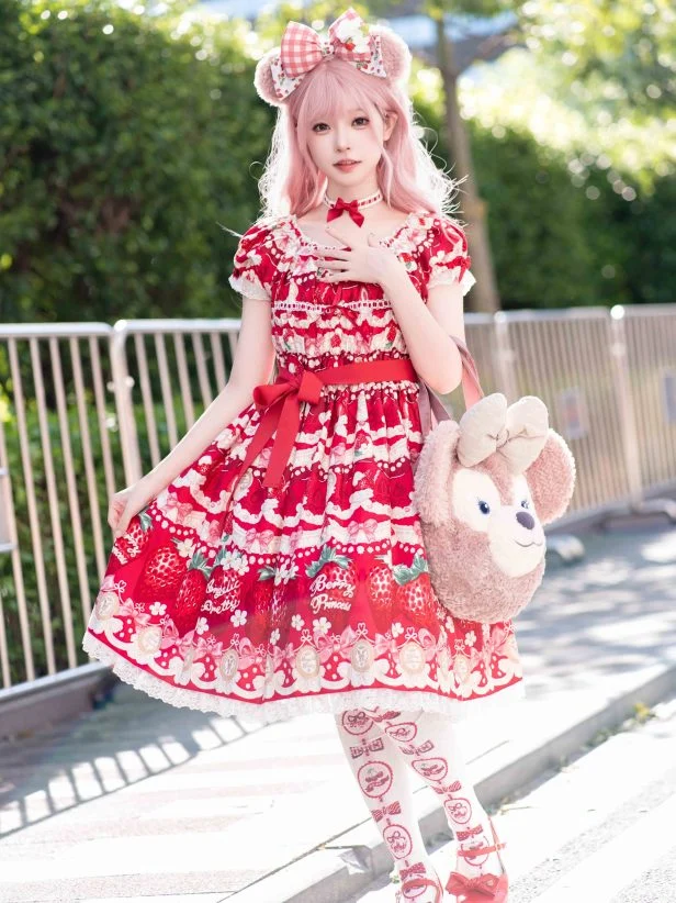 请你吃一口草莓??是甜甜的草莓裙